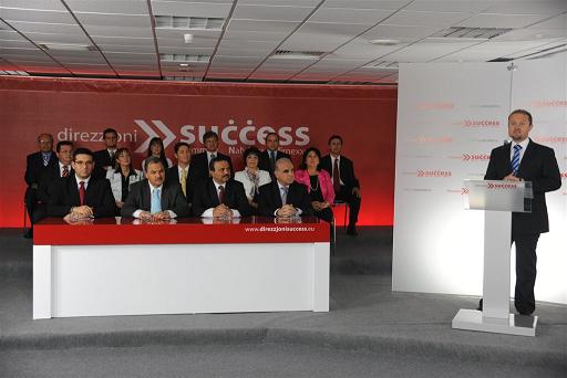 "Pssst, Gorg - tghid min huma dawk ta' warajna?"