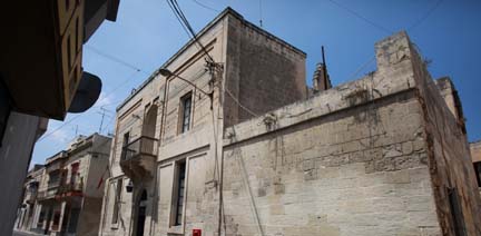 Aw, sir - hawn wahda mara bil-megaphone hawn barra, tawweg bl-Ingliz. Ha nghidlha Move on pliss, orrajt?