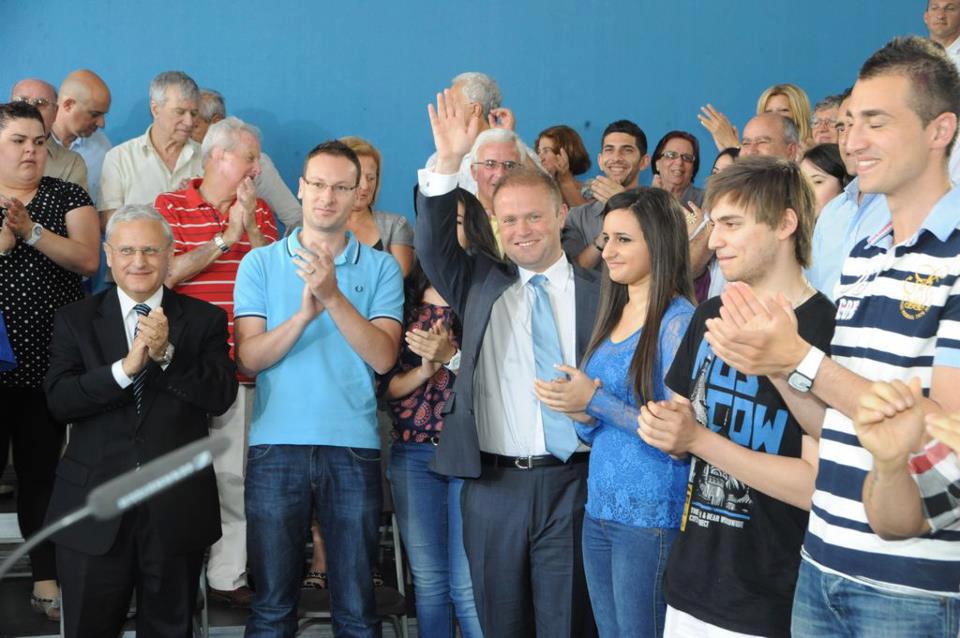 Joseph Muscat wins a round of applause for best disguised bald pate