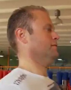 I solemnly vow that this picture has not been retouched. I paused that video of Muscat at the gym at various intervals and took screen shots. This one shows his terrible make-up, which isn't matched to his skin, deteriorating under gym conditions.