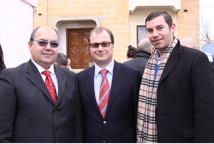 Stefan Zrinzo Azzopardi (centre) with a couple of crooks