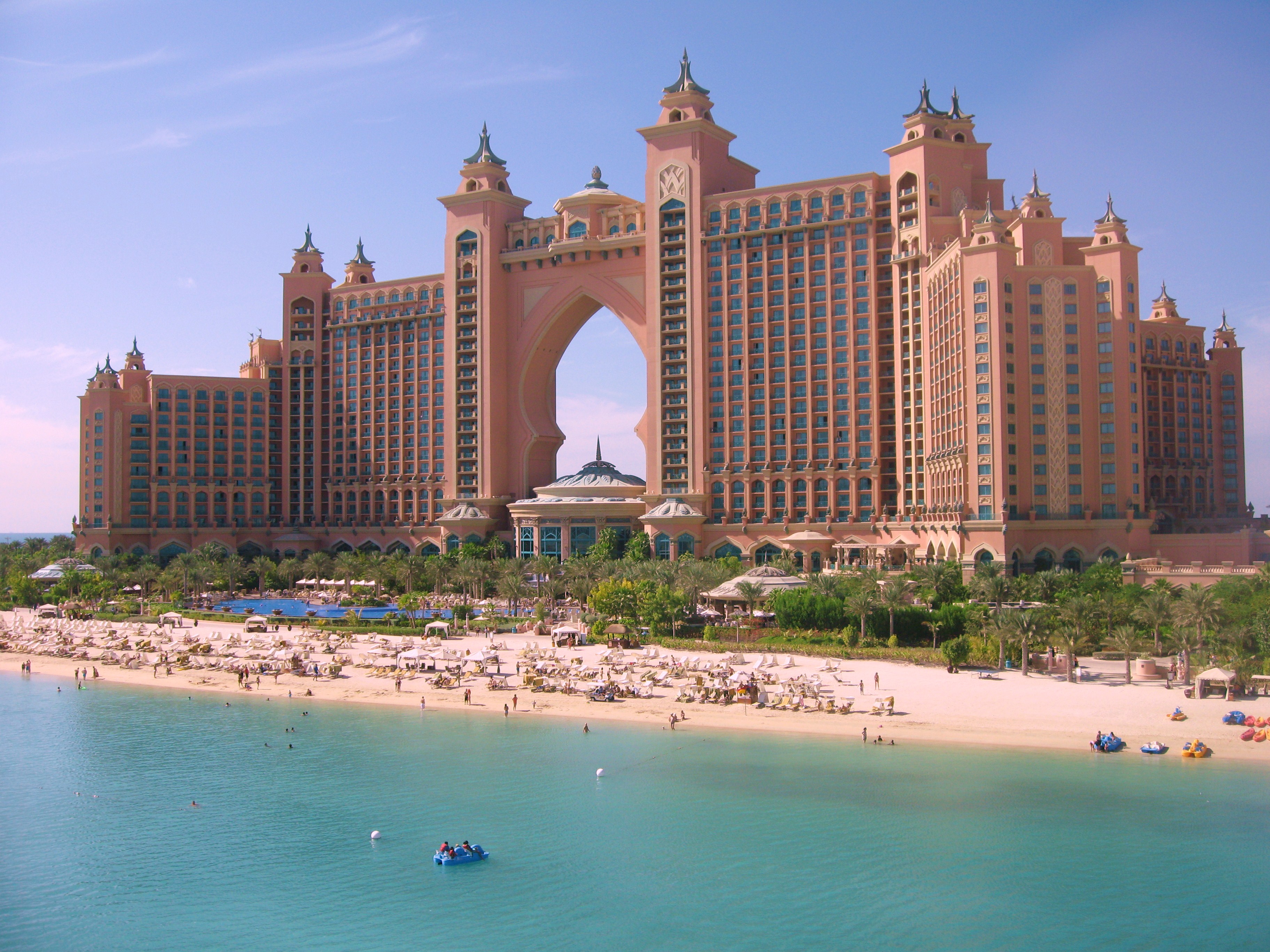 The Hotel Atlantis the Palm in chavtastic Dubai: the cheapest rate there is 1,340 euros per room night.