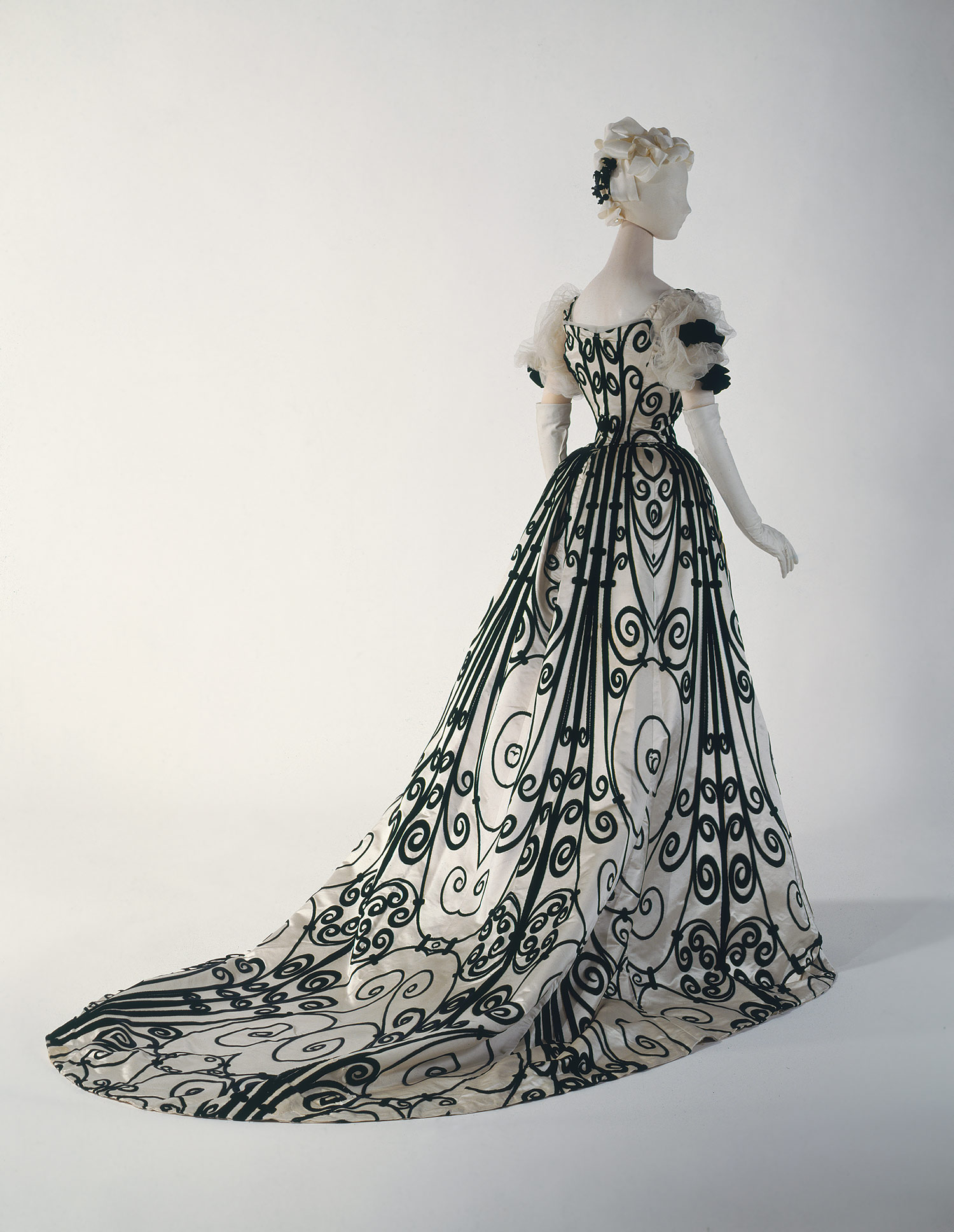 Evening gown created between 1898 and 1900 by the House of Worth (The Costume Institute, Metropolitan Museum of Art)